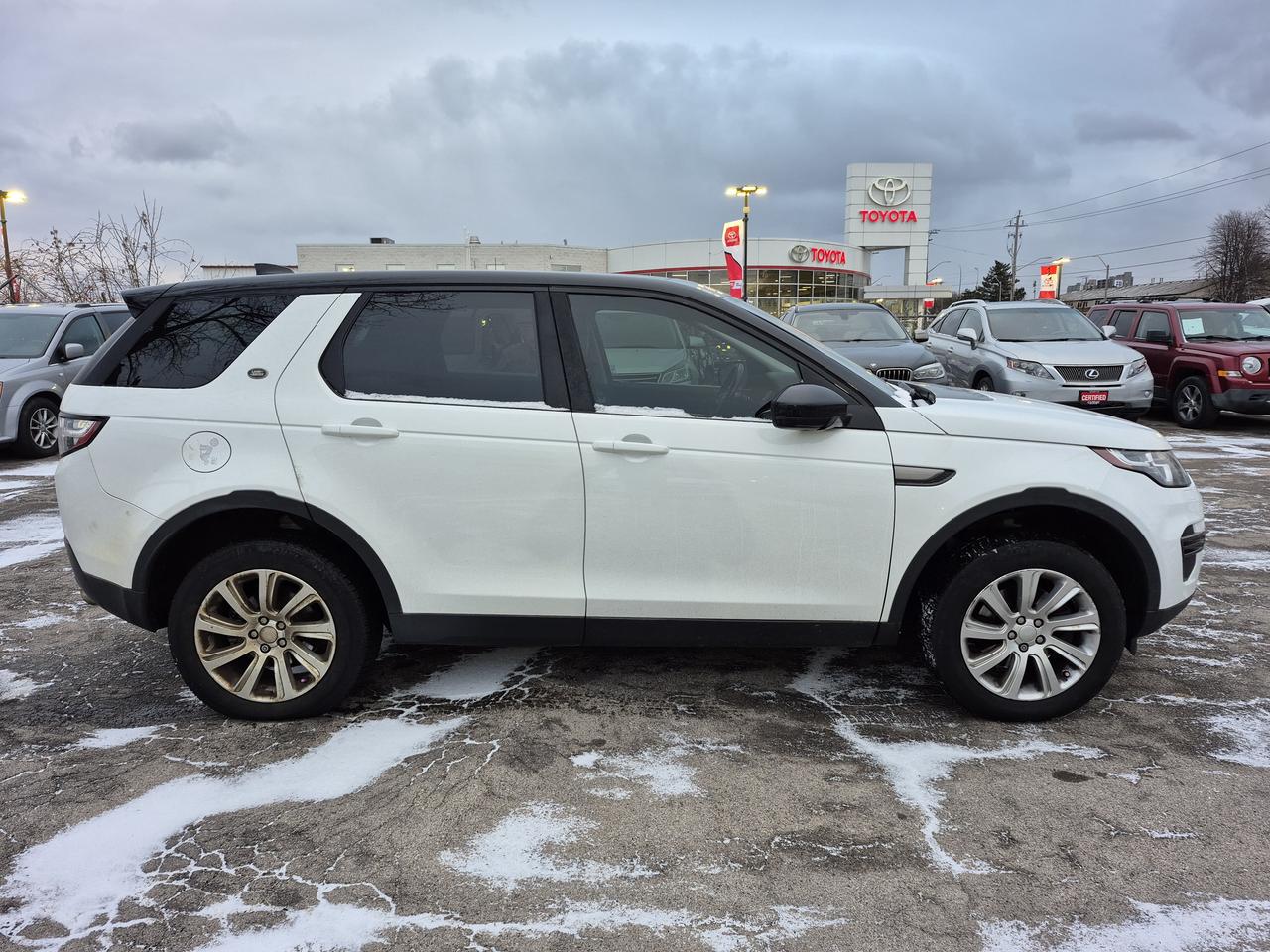 2017 Land Rover Discovery Sport SE Photo