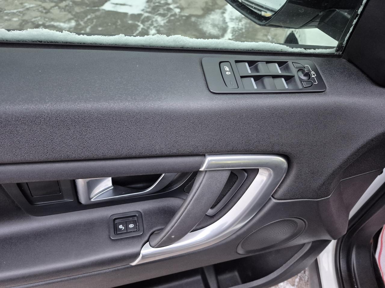 2017 Land Rover Discovery Sport SE Photo