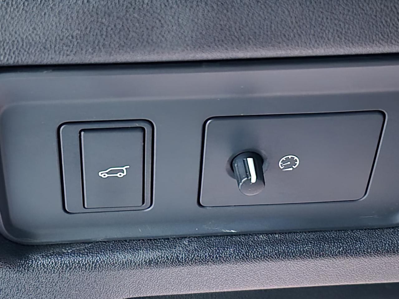 2017 Land Rover Discovery Sport SE Photo