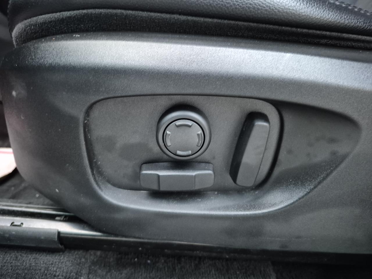 2017 Land Rover Discovery Sport SE Photo