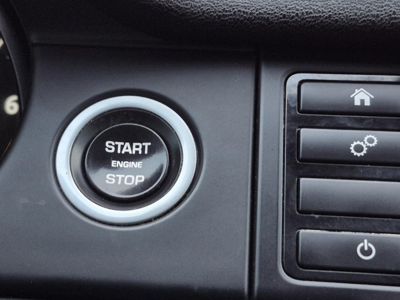 2017 Land Rover Discovery Sport SE Photo