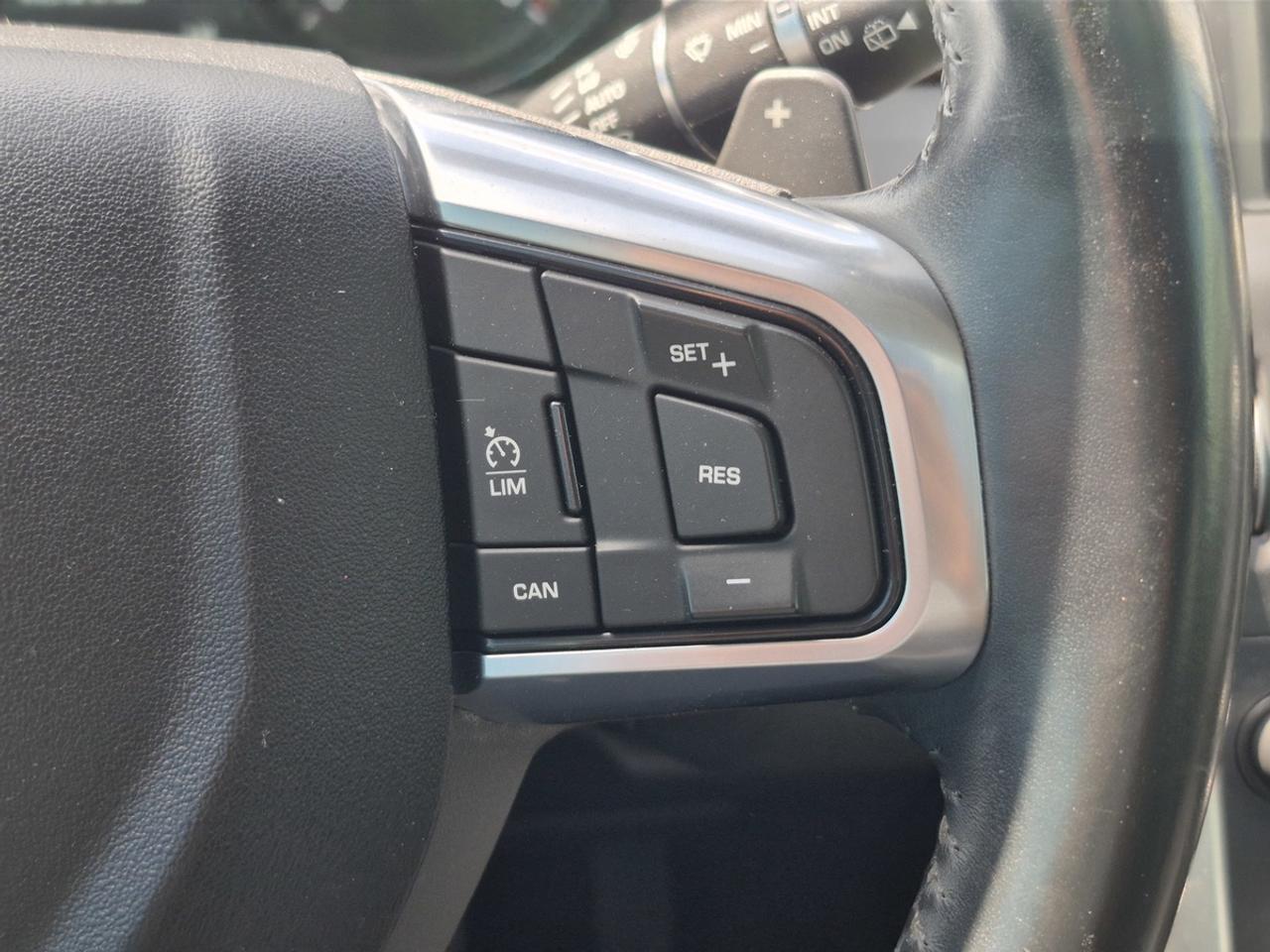 2017 Land Rover Discovery Sport SE Photo