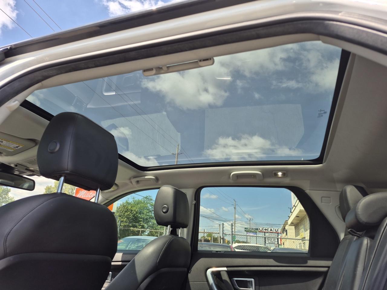 2017 Land Rover Discovery Sport SE Photo