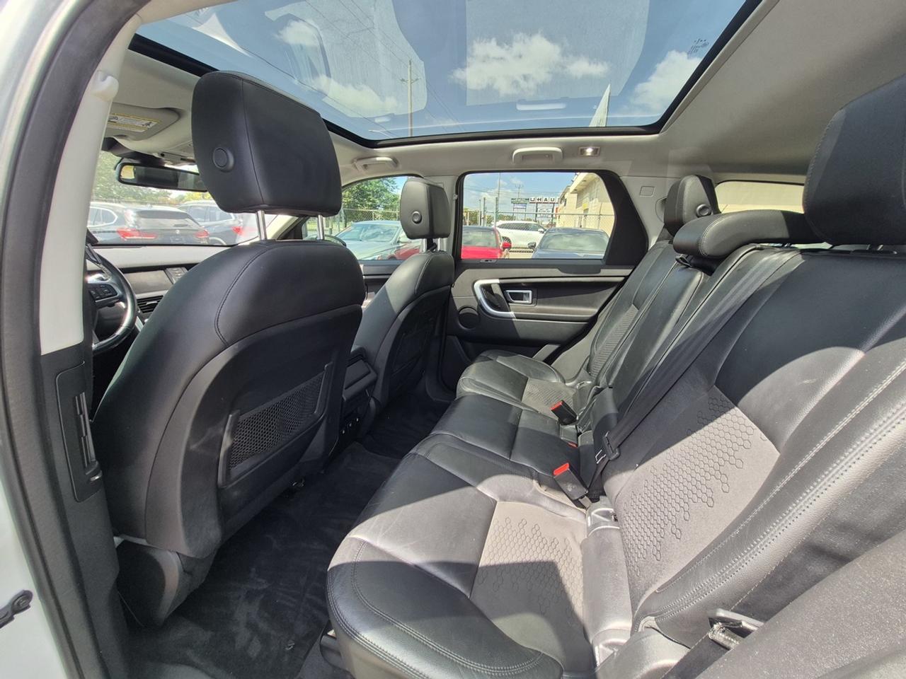 2017 Land Rover Discovery Sport SE Photo