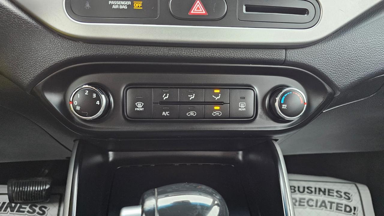 2017 Kia Rondo LX Photo