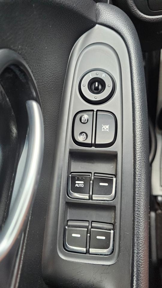 2017 Kia Rondo LX Photo