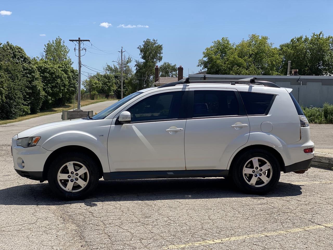 2011 Mitsubishi Outlander SE Photo2