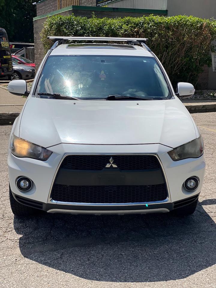 2011 Mitsubishi Outlander SE Photo