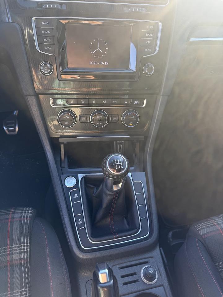 2015 Volkswagen Golf GTI SE Photo
