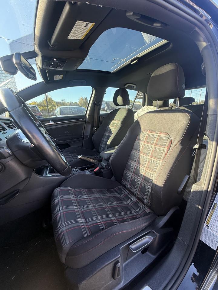 2015 Volkswagen Golf GTI SE Photo