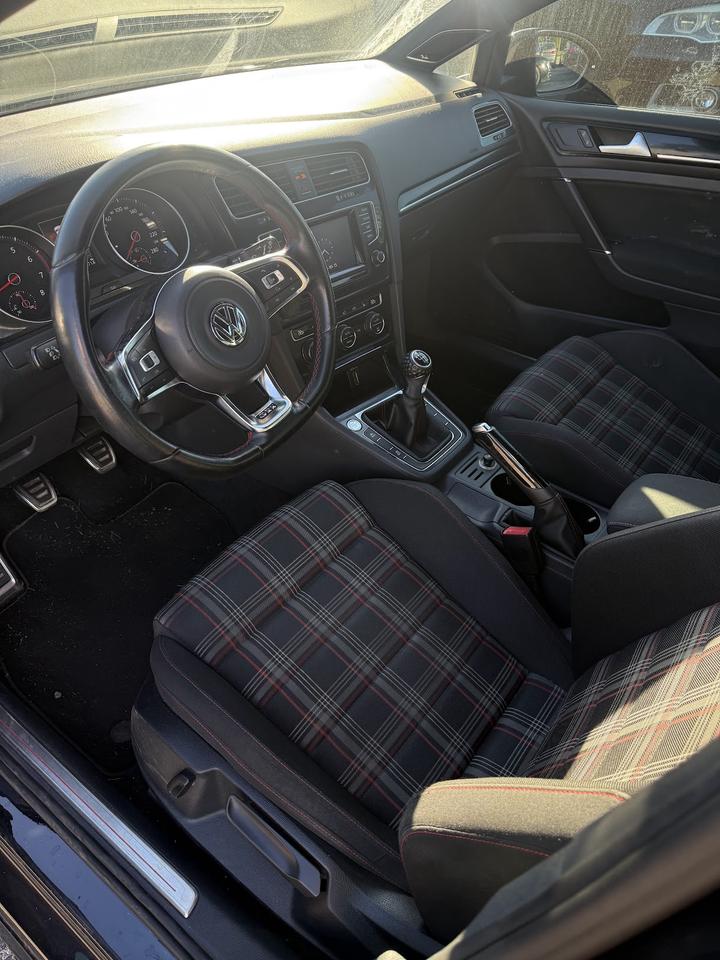 2015 Volkswagen Golf GTI SE Photo
