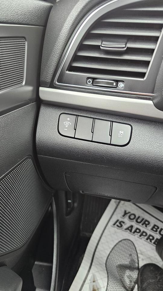 2018 Hyundai Elantra LE Photo