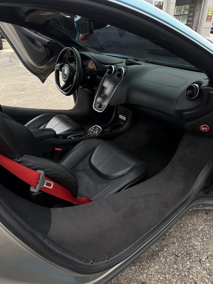 2017 McLaren 570 GT Photo