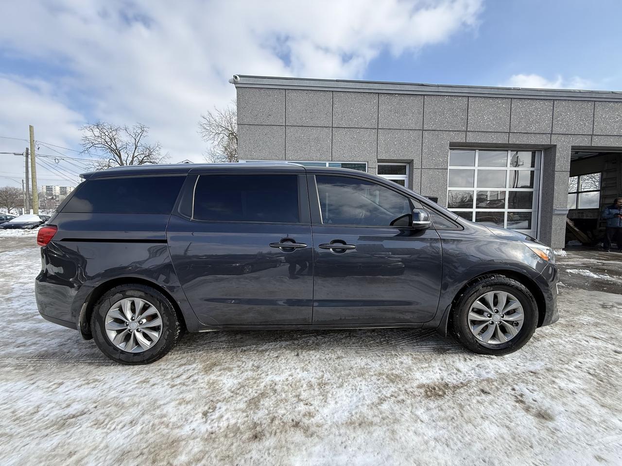 2020 Kia Sedona LX Photo