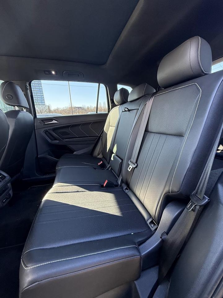 2023 Volkswagen Tiguan SE R-Line Black Photo