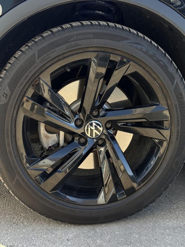 2023 Volkswagen Tiguan SE R-Line Black Photo