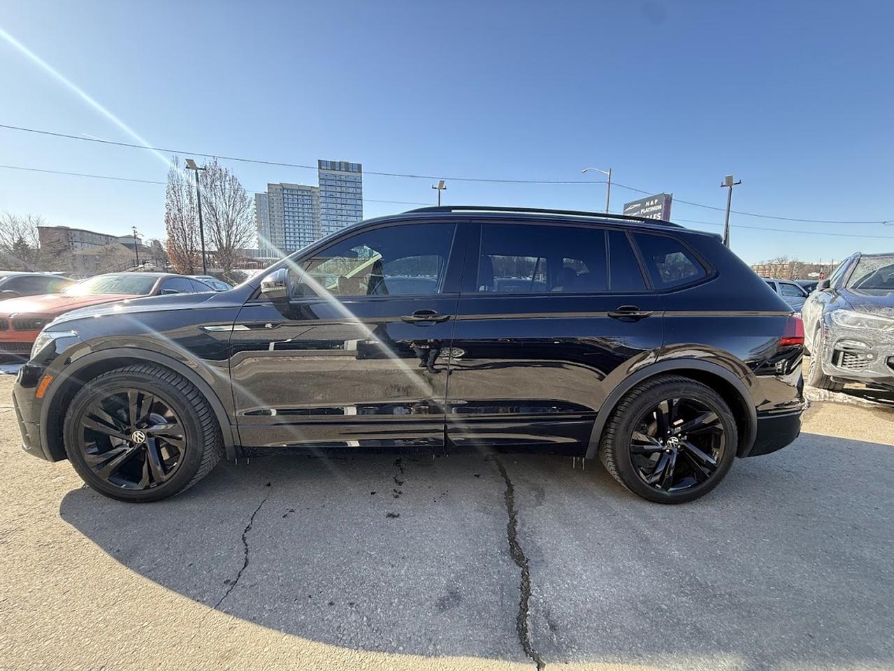 2023 Volkswagen Tiguan SE R-Line Black Photo2