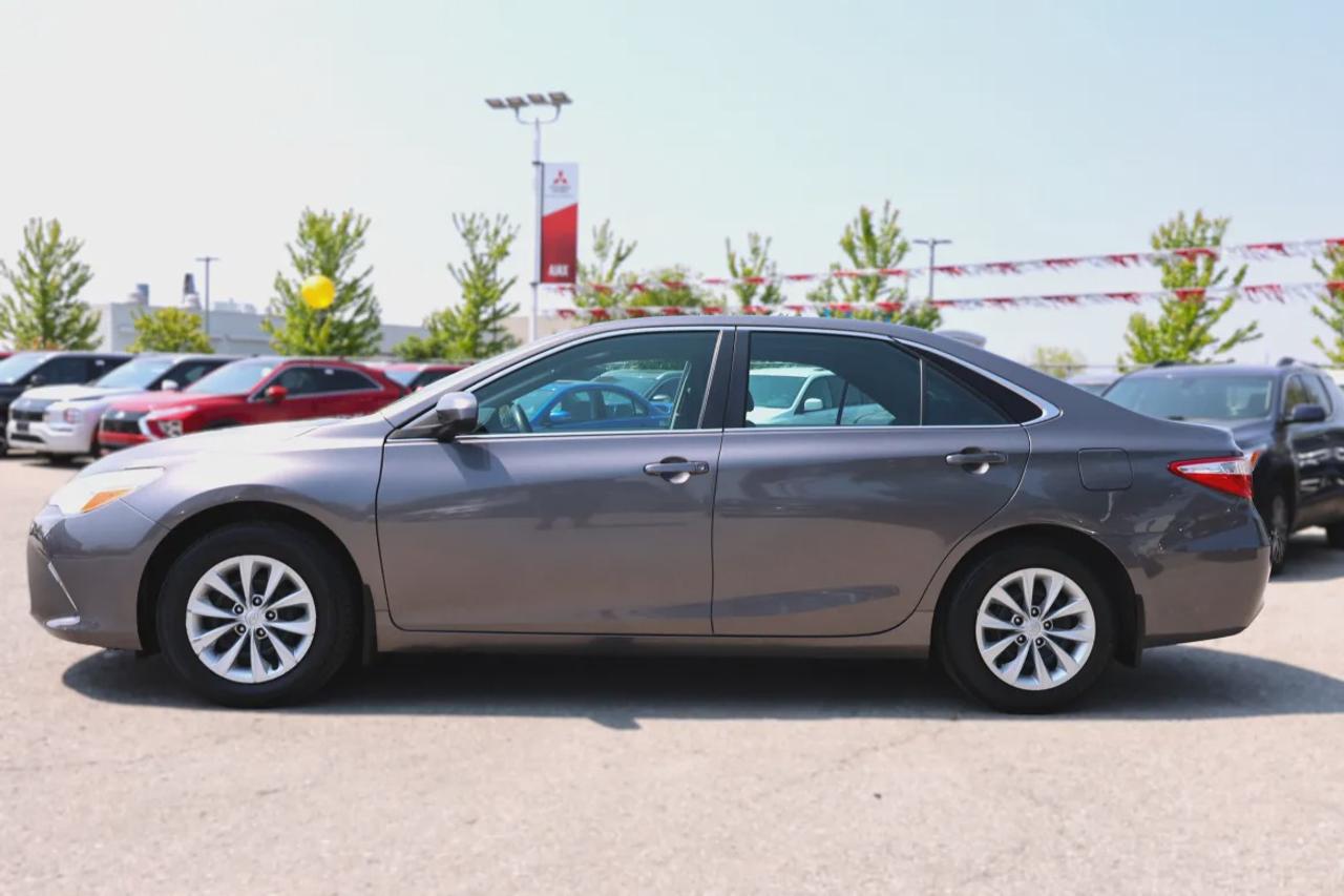 2017 Toyota Camry LE Photo2