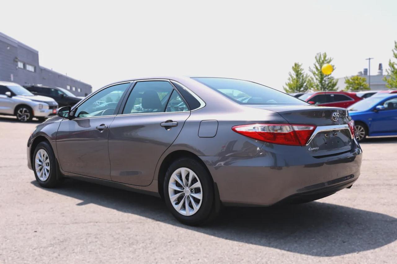 2017 Toyota Camry LE Photo3