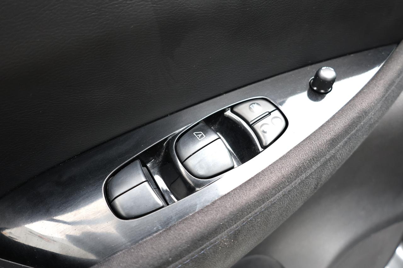 2015 Nissan Leaf SV Photo