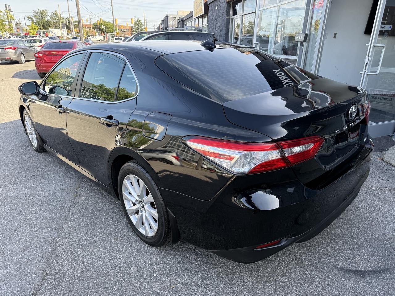 2018 Toyota Camry LE Photo3