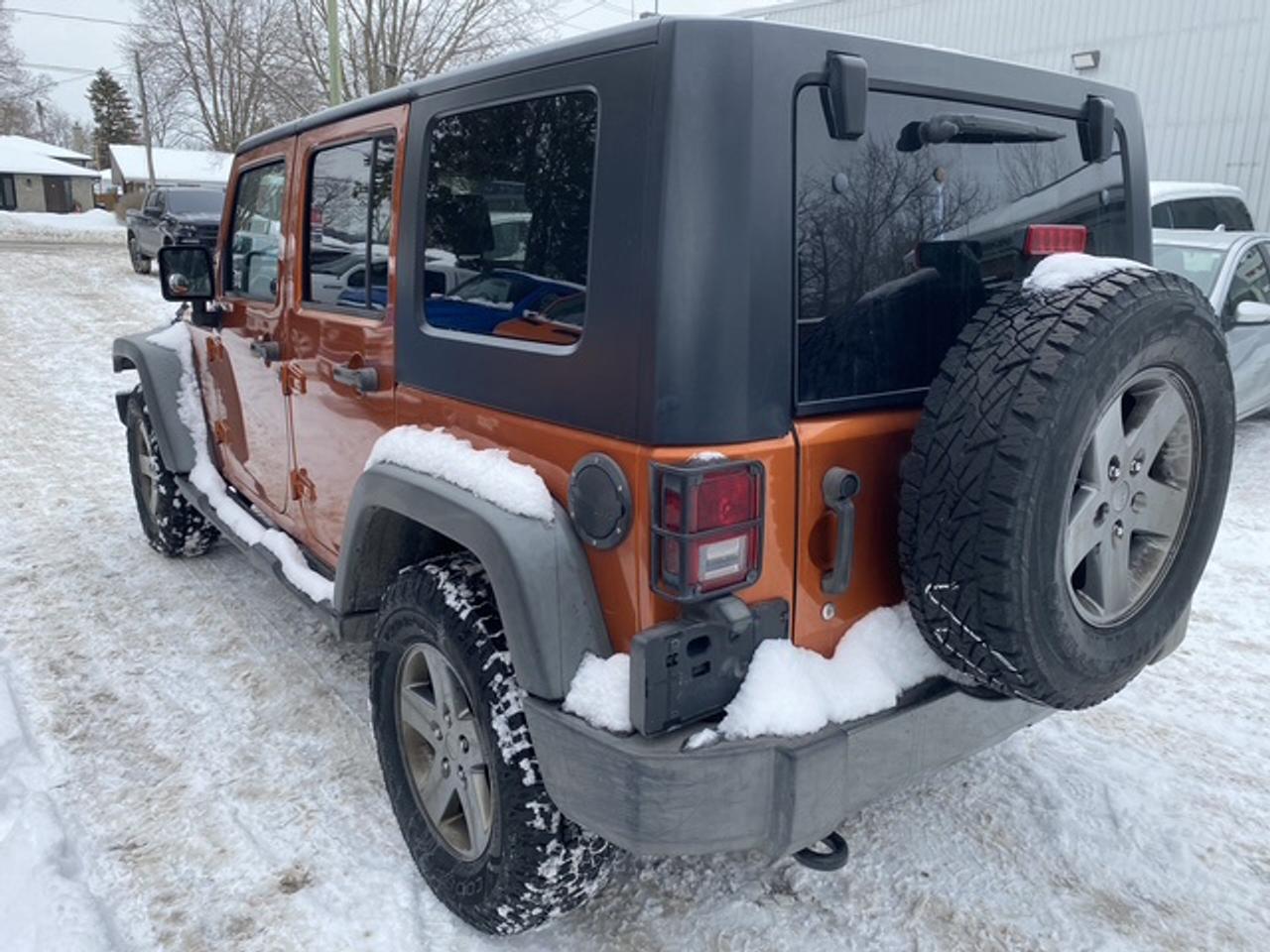 2010 Jeep Wrangler Unlimited Mountain Photo3