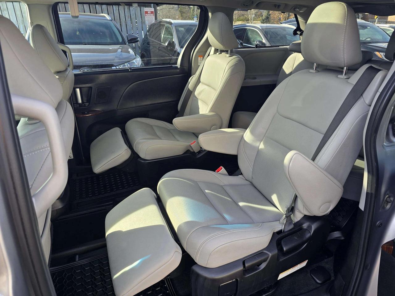 2017 Toyota Sienna Limited | No Accidents! Photo