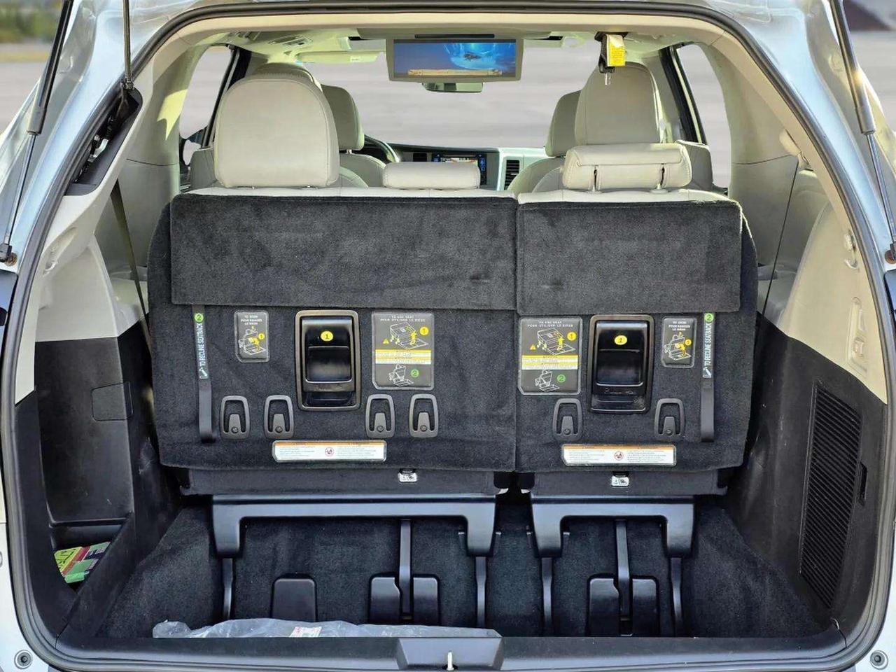 2017 Toyota Sienna Limited | No Accidents! Photo