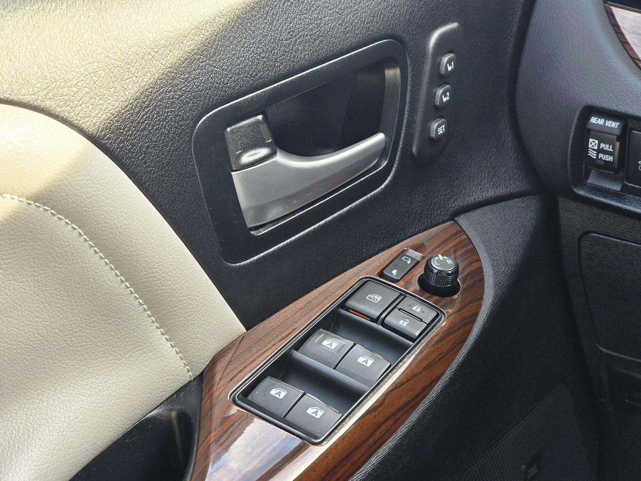 2017 Toyota Sienna Limited | No Accidents! Photo