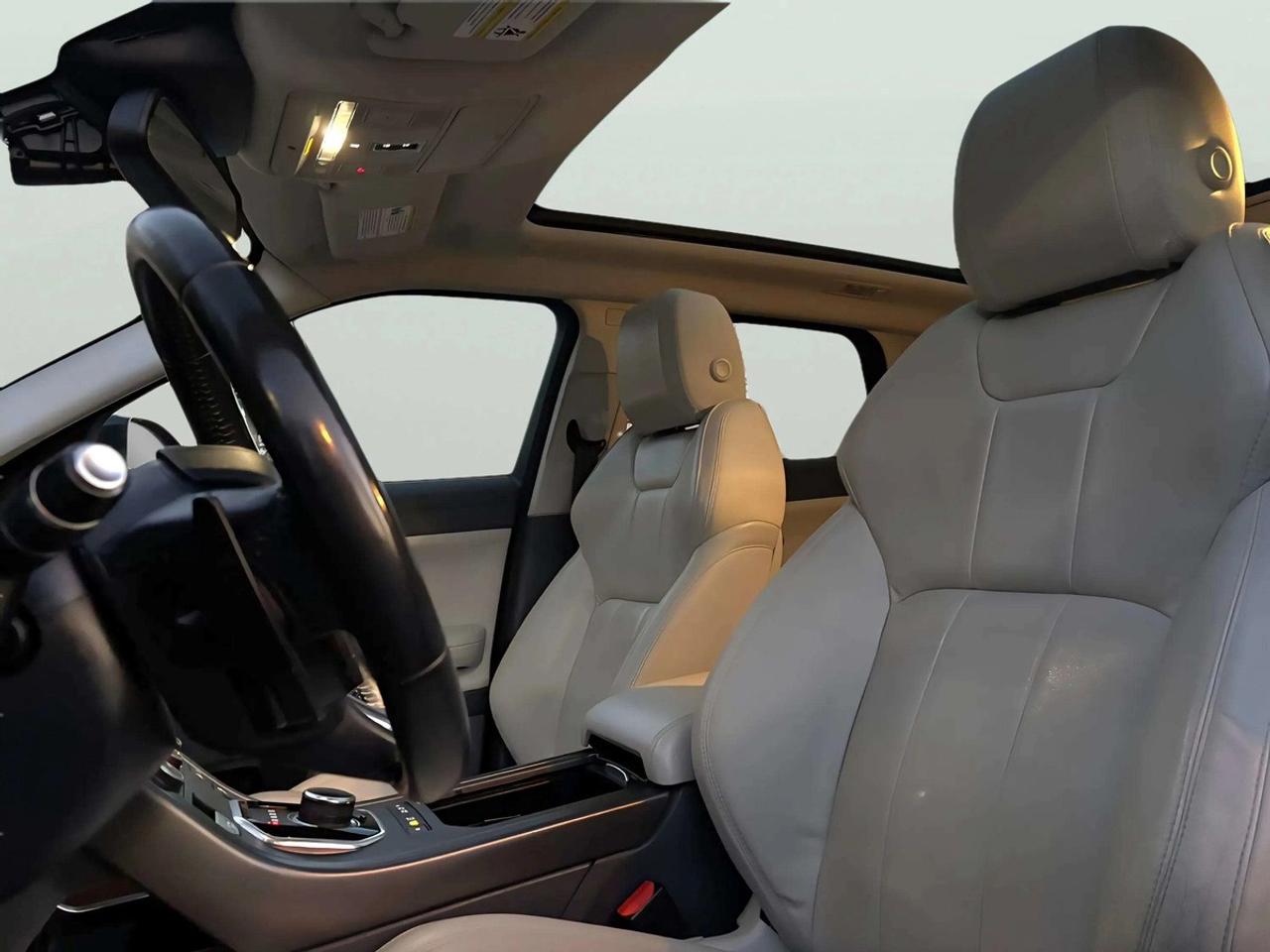 2019 Land Rover Range Rover Evoque SE Photo