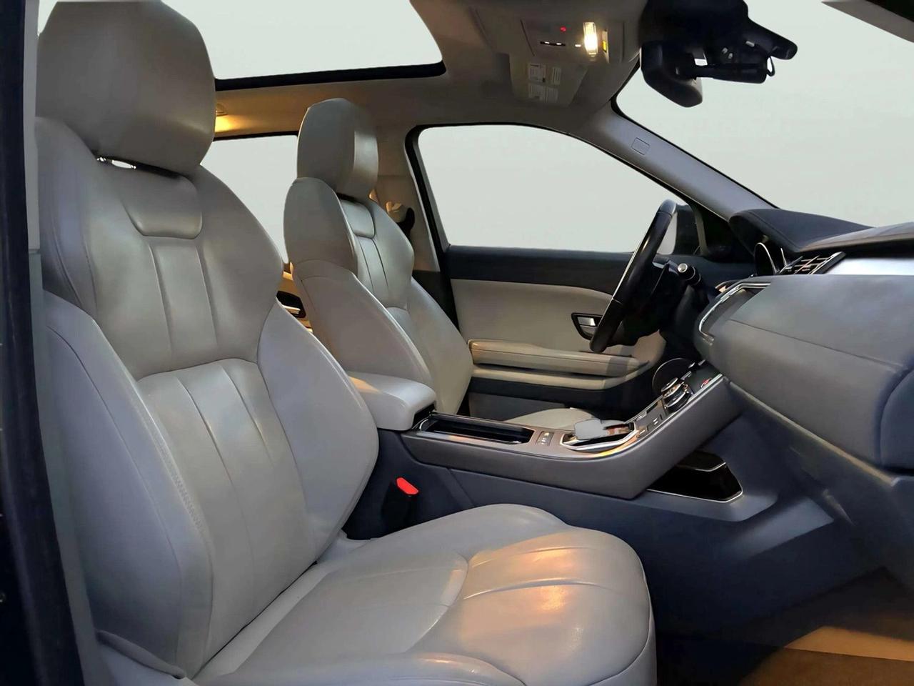 2019 Land Rover Range Rover Evoque SE Photo