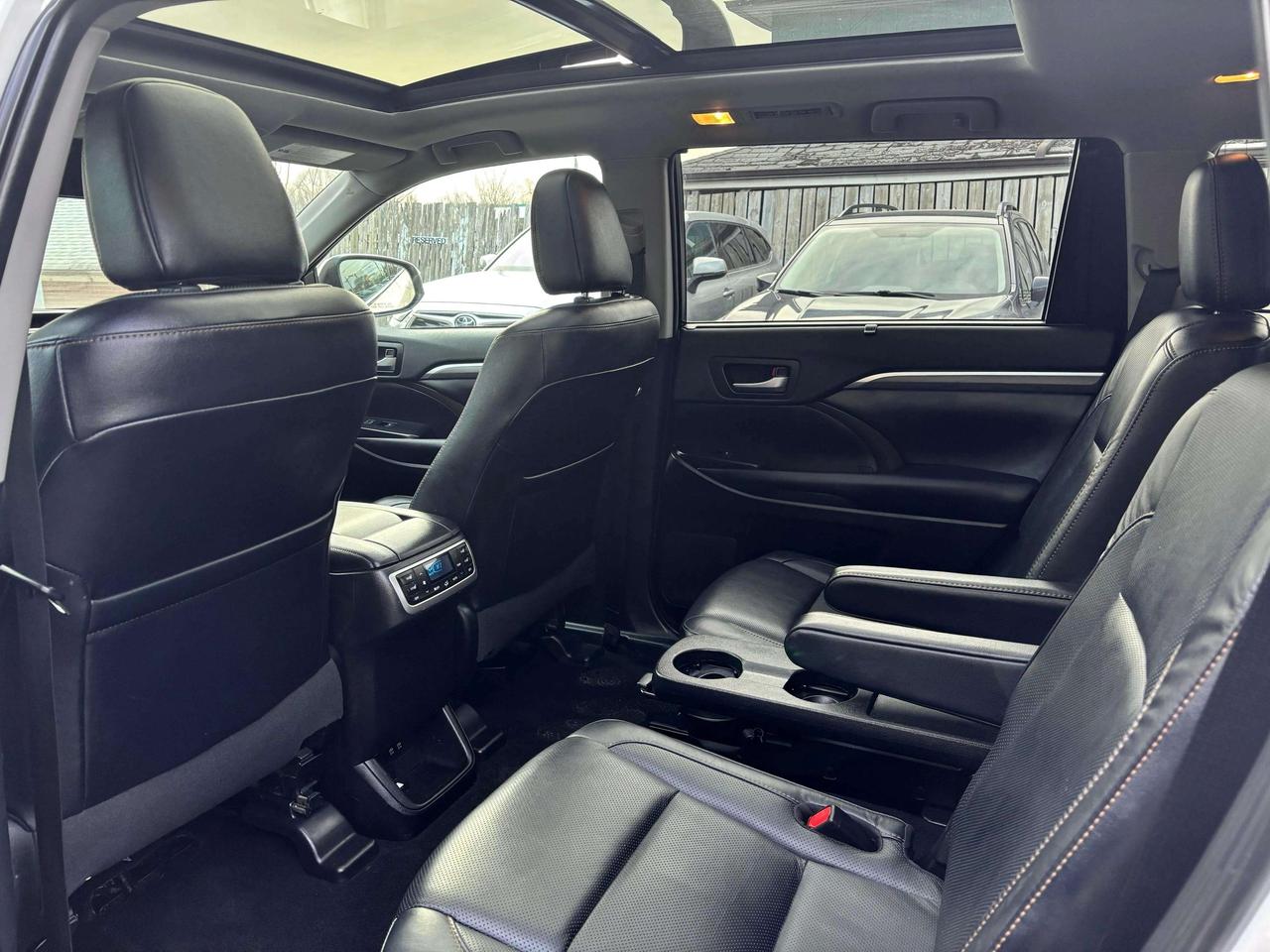 2019 Toyota Highlander Hybrid Limited | No Accidents! Photo