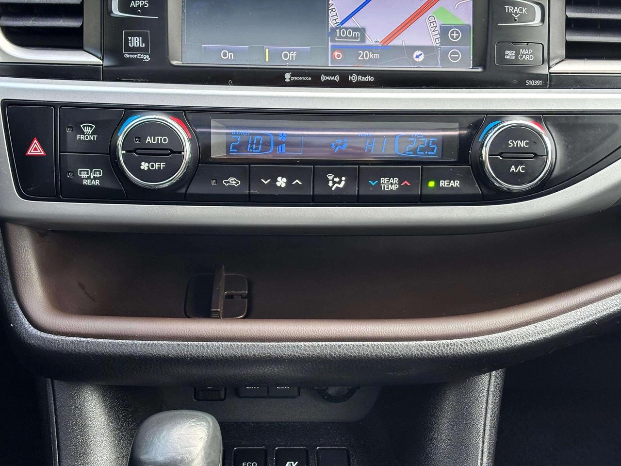 2019 Toyota Highlander Hybrid Limited | No Accidents! Photo