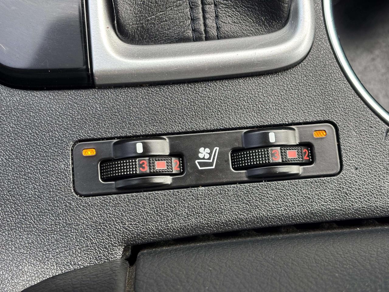 2019 Toyota Highlander Hybrid Limited | No Accidents! Photo