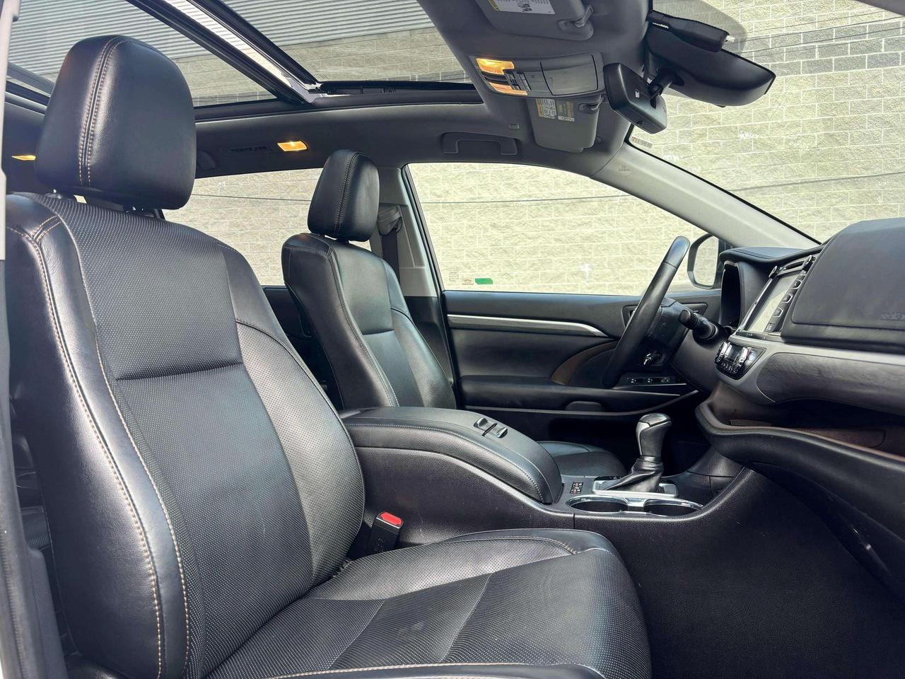 2019 Toyota Highlander Hybrid Limited | No Accidents! Photo