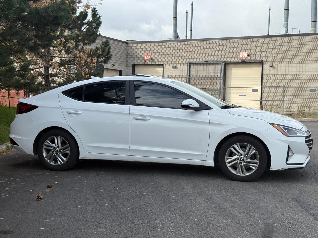 2019 Hyundai Elantra Preferred Sun/Tech Photo3