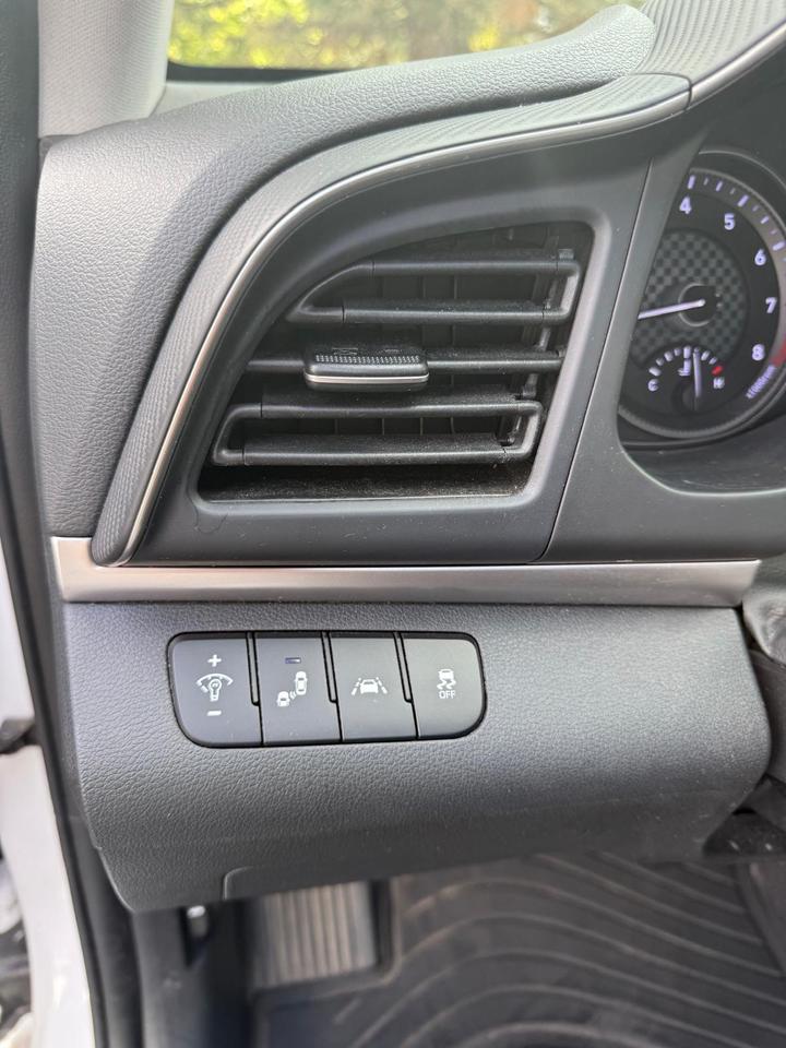 2019 Hyundai Elantra Preferred Sun/Tech Photo