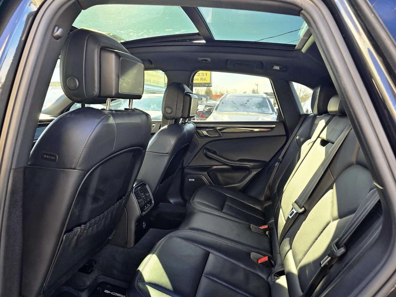 2020 Porsche Macan S w/Premium Plus Pkg Photo