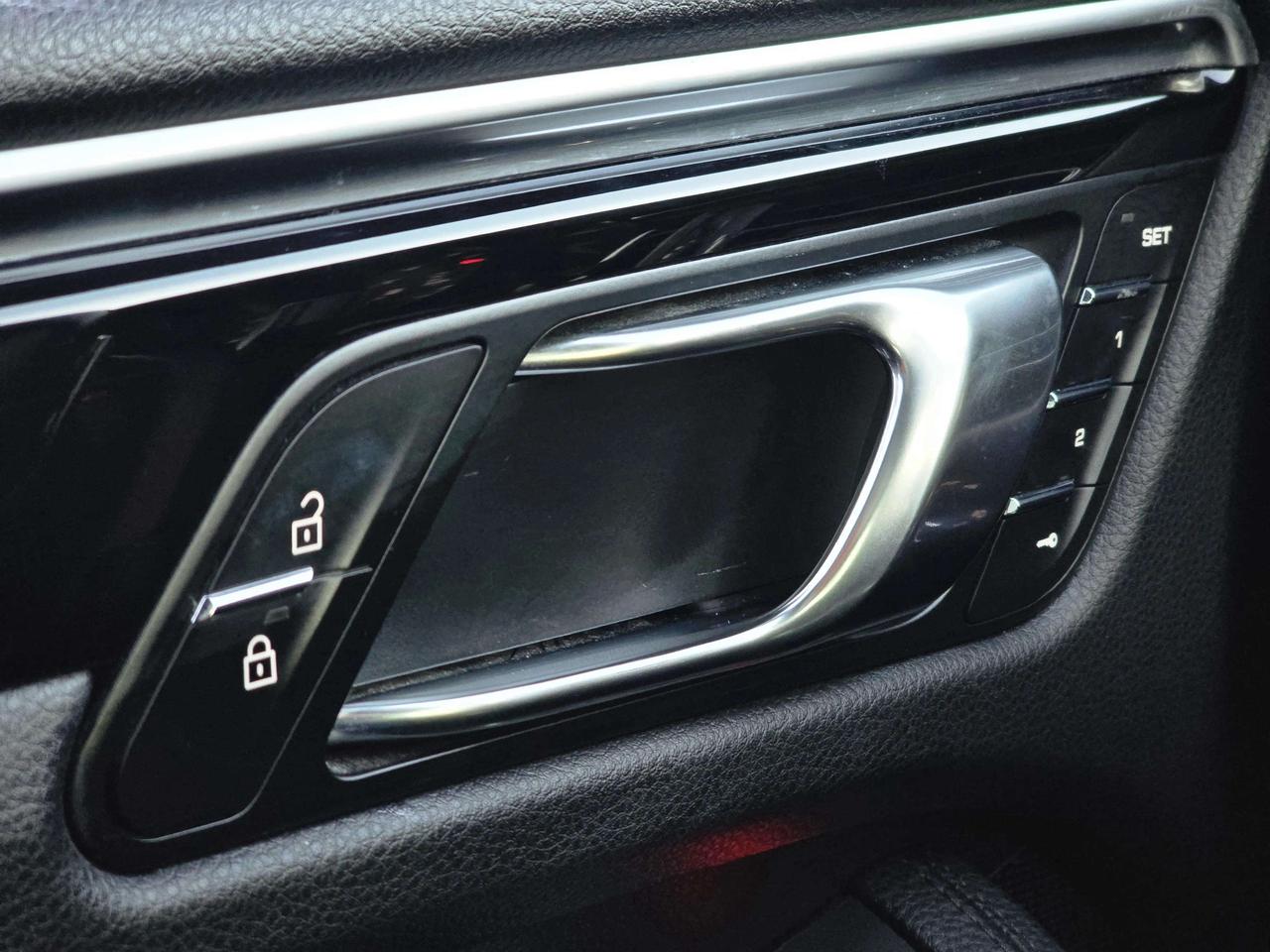 2020 Porsche Macan S w/Premium Plus Pkg Photo