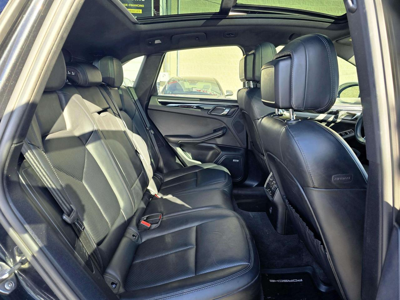 2020 Porsche Macan S w/Premium Plus Pkg Photo