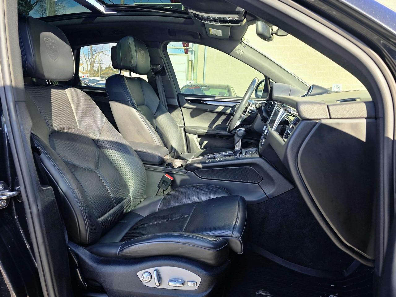 2020 Porsche Macan S w/Premium Plus Pkg Photo