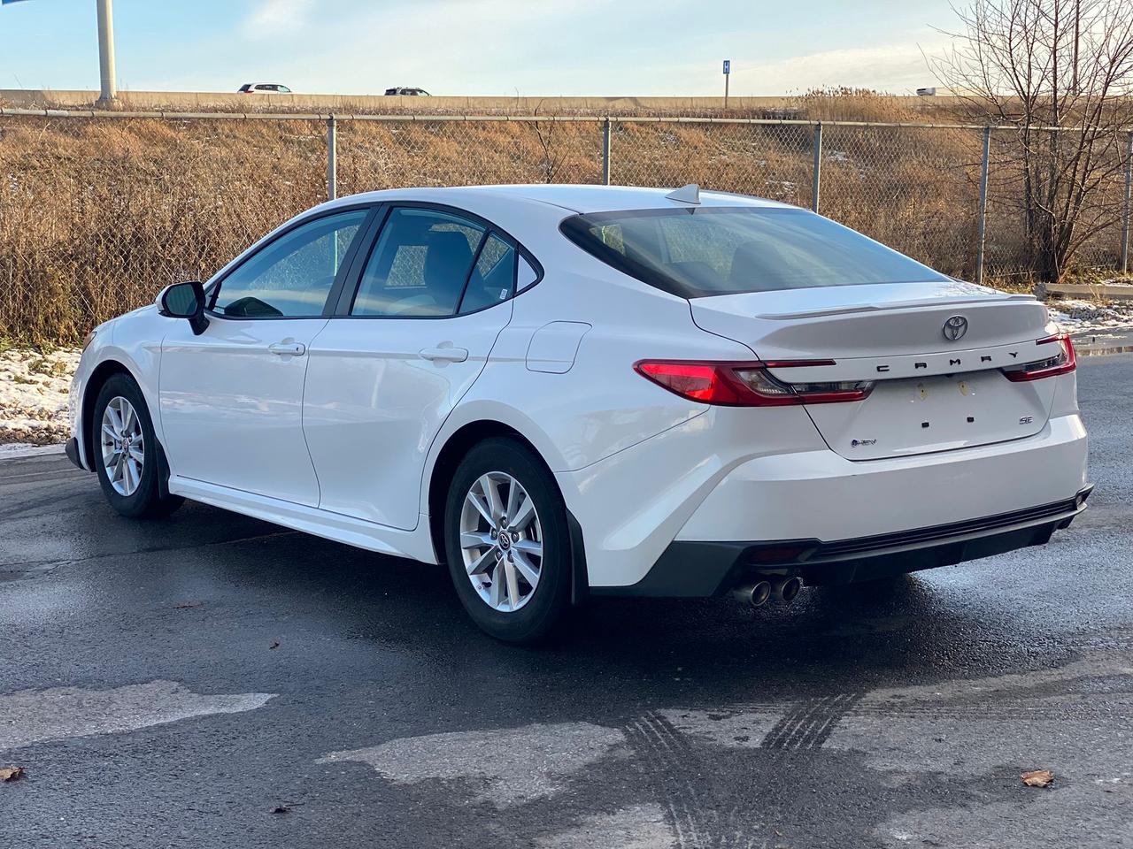 2025 Toyota Camry Hybrid SE | LEATHER Photo3