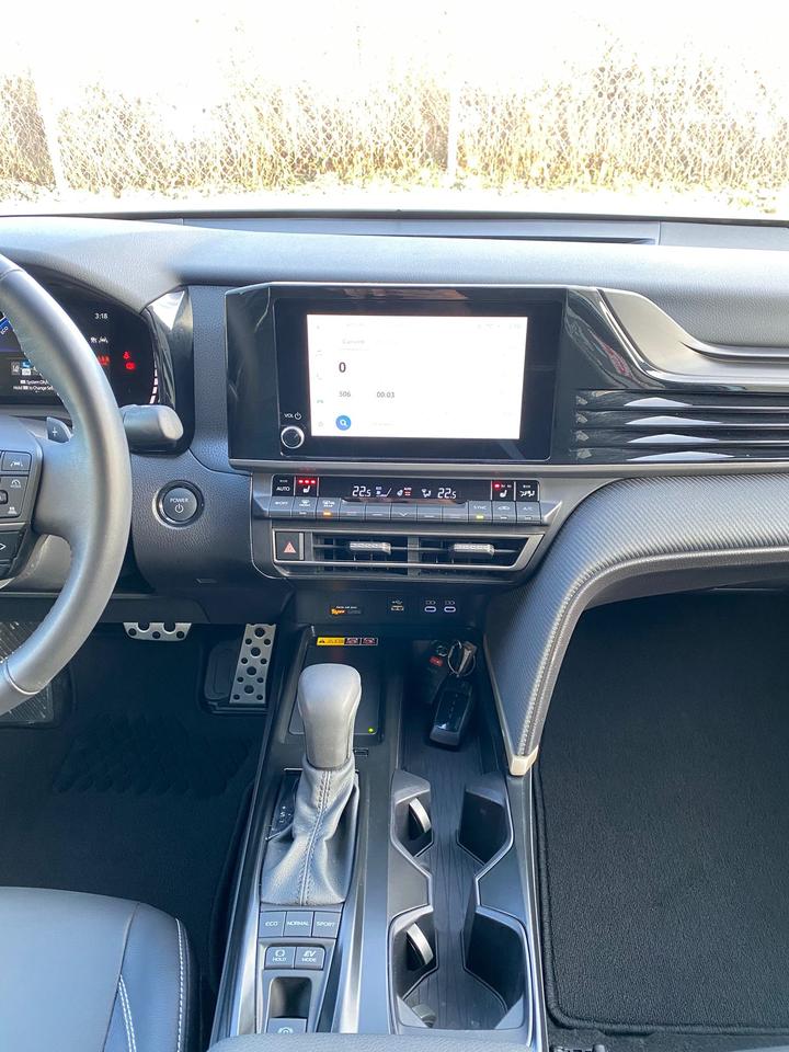 2025 Toyota Camry Hybrid SE | LEATHER Photo