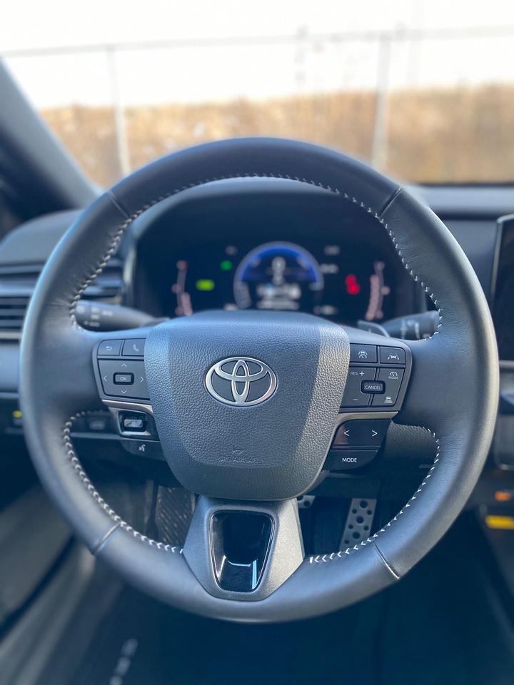 2025 Toyota Camry Hybrid SE | LEATHER Photo