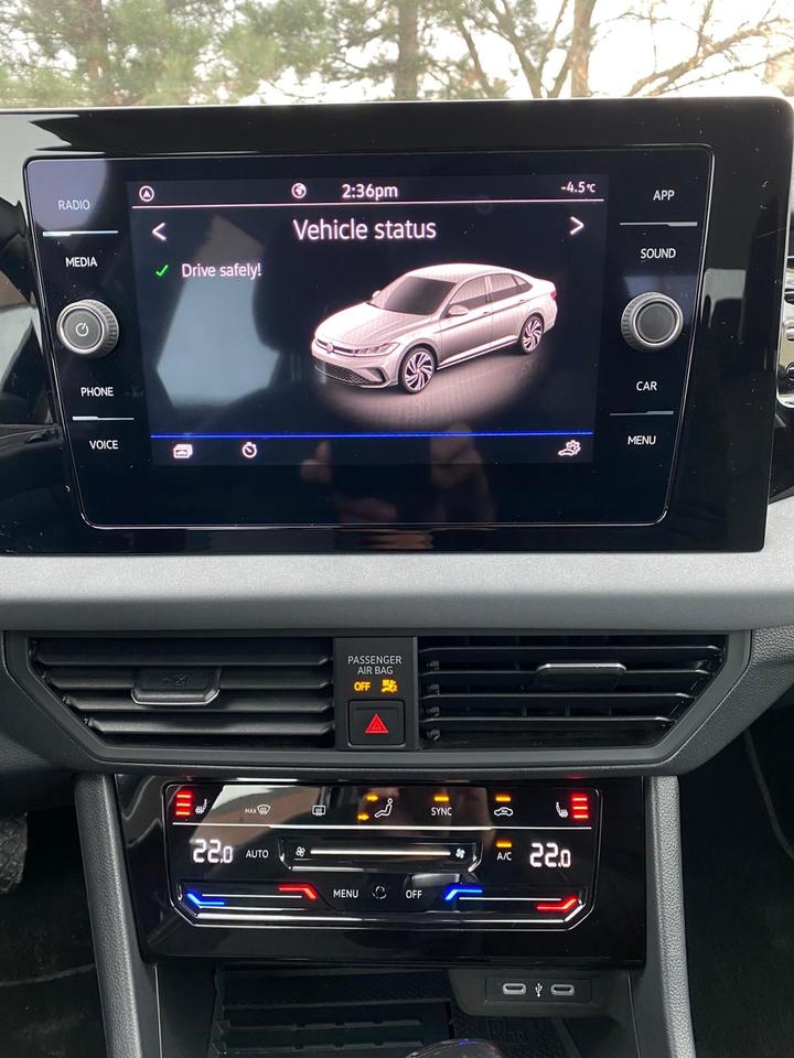 2025 Volkswagen Jetta SE LEATHER Photo