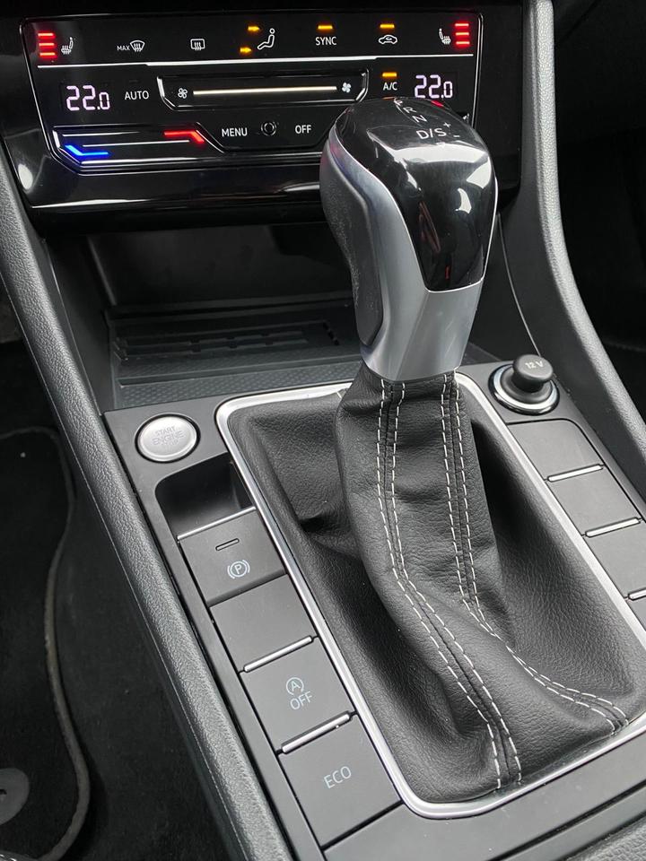 2025 Volkswagen Jetta SE LEATHER Photo