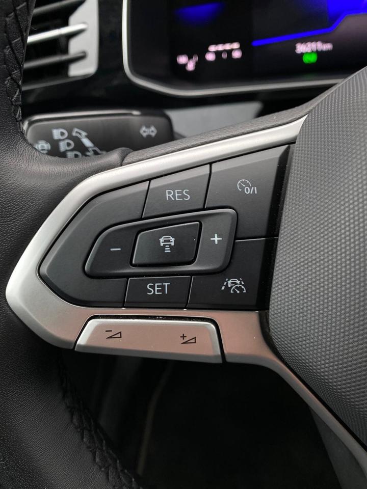 2025 Volkswagen Jetta SE LEATHER Photo