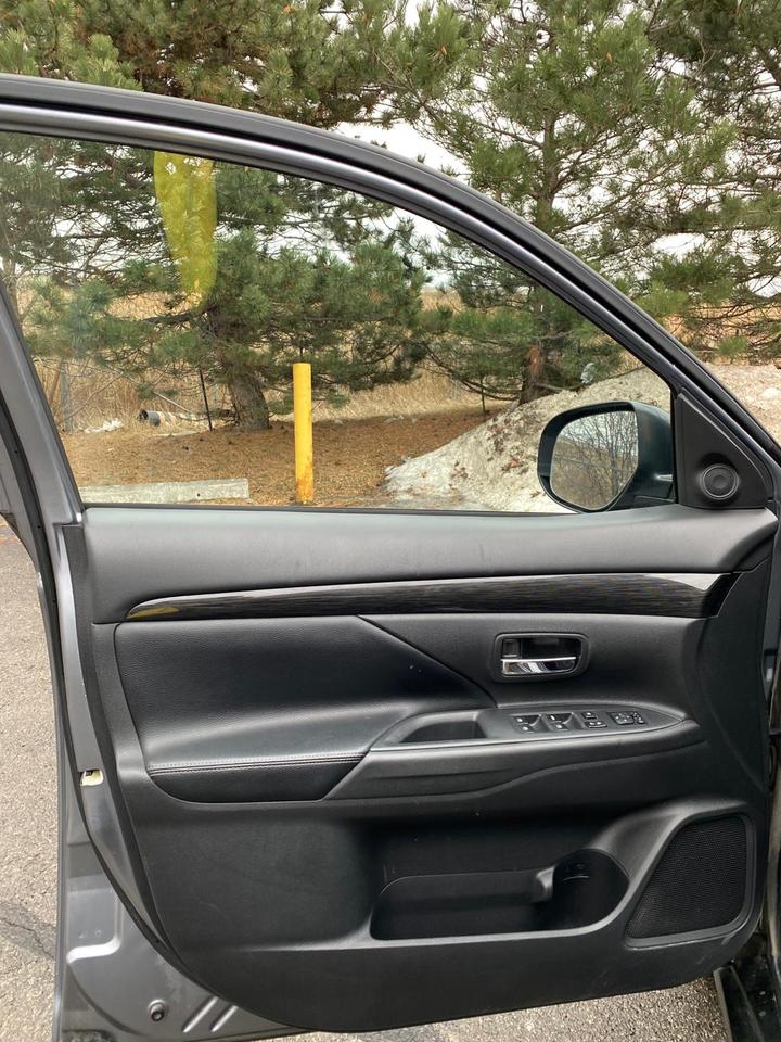 2016 Mitsubishi Outlander ES AWD | LEATHER | SUNROOF Photo