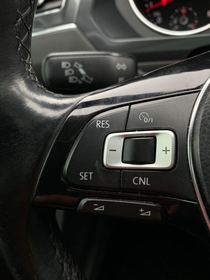 2018 Volkswagen Tiguan SE | LEATHER | PANOROOF | AWD Photo