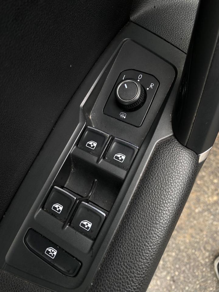 2018 Volkswagen Tiguan SE | LEATHER | PANOROOF | AWD Photo